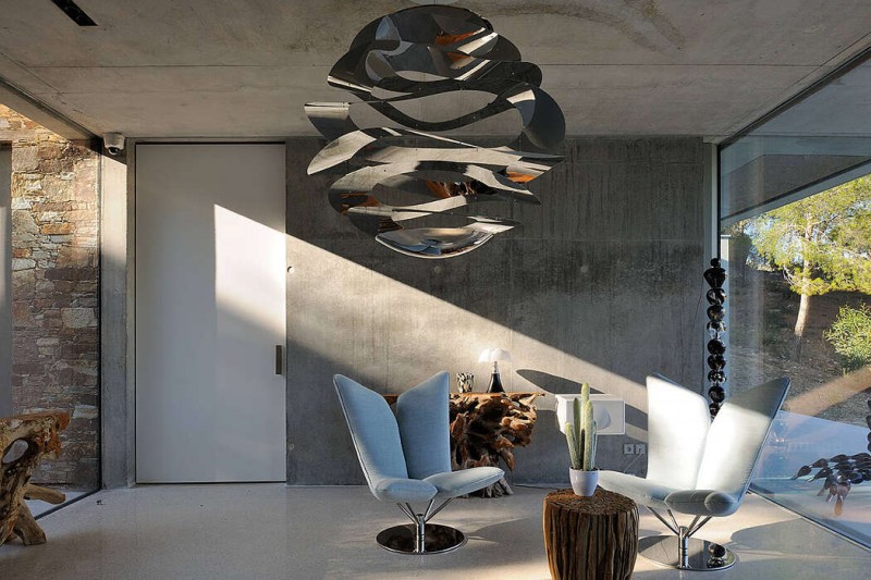Бетон в интерьере современного дома на юге Франции