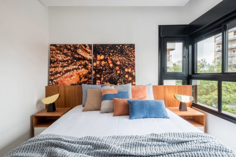 Интерьер квартиры в Сан-Паулу, сочетающий в себе элементы деревенского стиля и оттенки синего