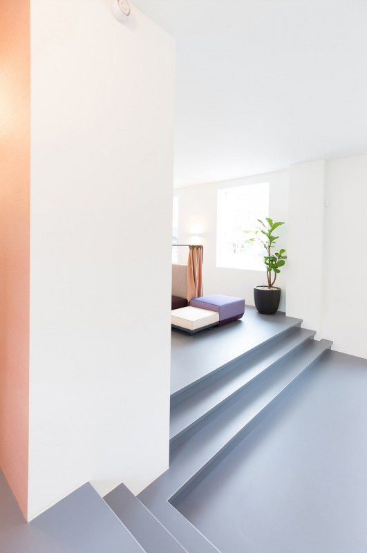 Лёгкий красочный дизайн офиса компании FinTech Bridgevest в Роттердаме