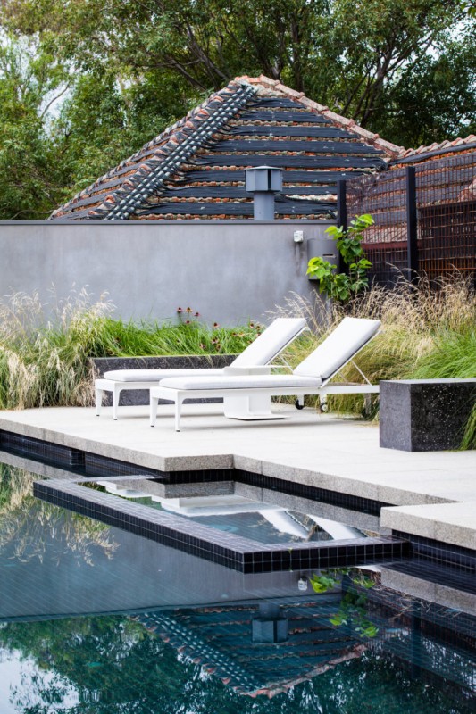 Великолепный проект организации террасы и сада с бассейном в загородном доме