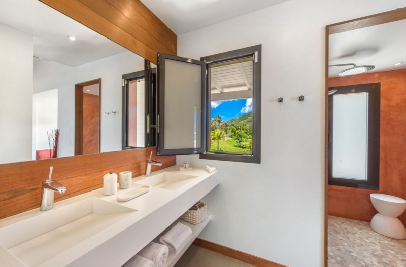 Впечатляющая вилла на берегу океана на острове Сен-Мартен Впечатляющая вилла на берегу океана на острове Сен-Мартен