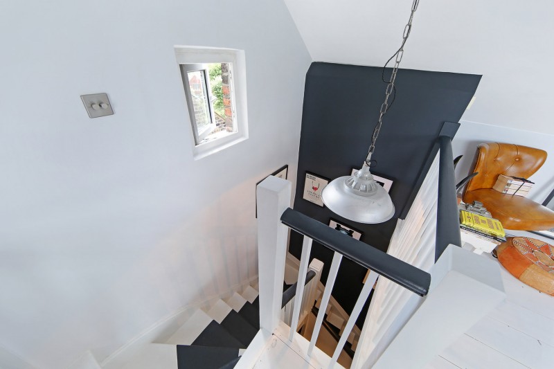 Интерьер мансардной квартиры с открытой планировкой