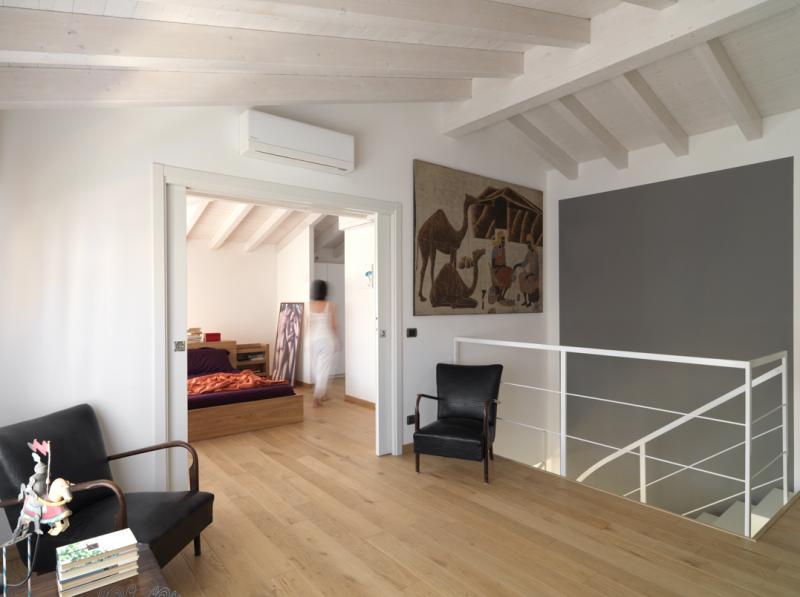 Интерьер просторной двухуровневой квартиры