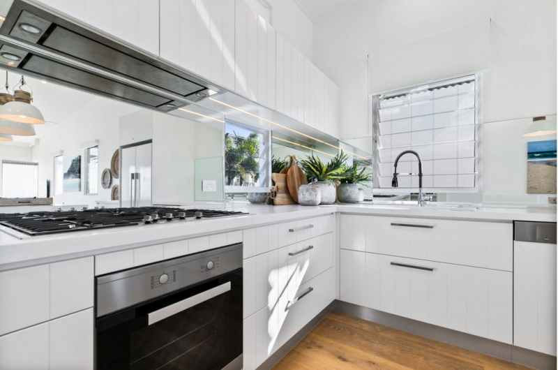 Минималистичный таунхаус на солнечном побережье Австралии в Нуса-Хедс Минималистичный таунхаус на солнечном побережье Австралии в Нуса-Хедс