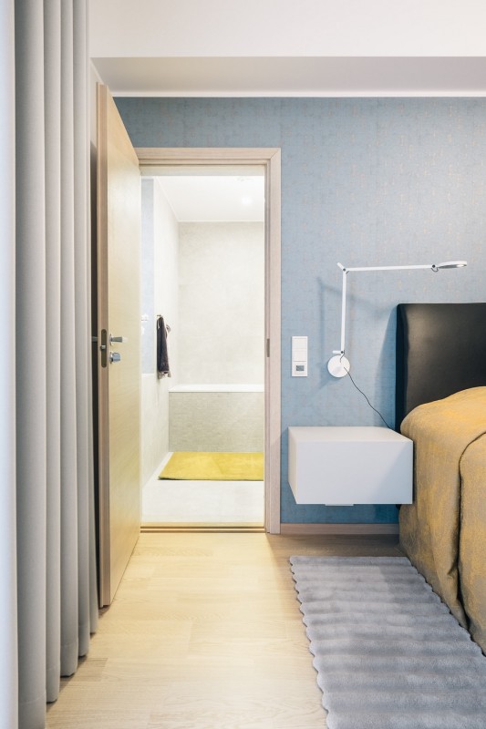 Минималистские апартаменты с синими и желтыми акцентами в Нымме, Эстония