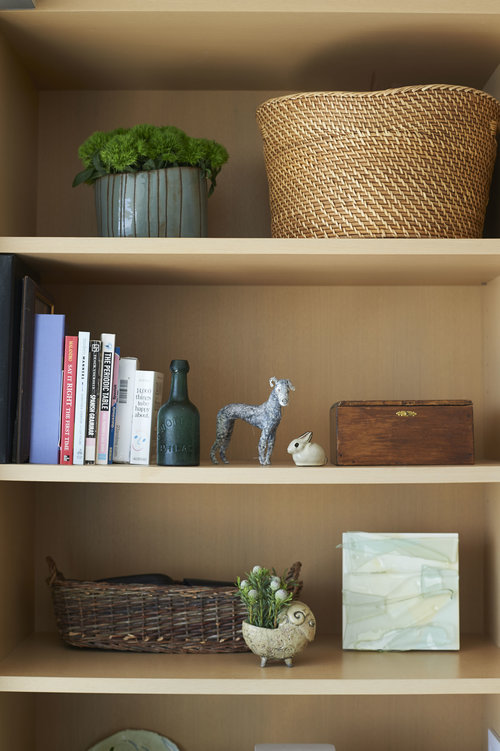 Приземистая мебель и художественные инсталляции в просторном светлом пентхаусе