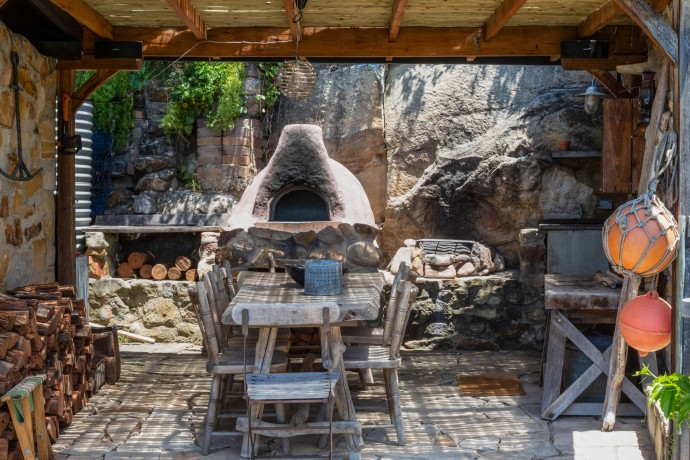 Рыбацкая хижина из древесины и песчаника