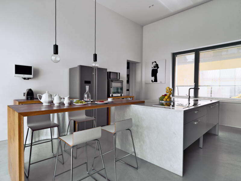 Светлая квартира с яркими элементами декора