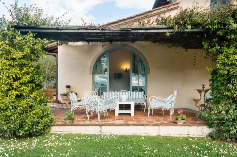 Деревенская усадьба с видом на холмы Кьянти, Италия Деревенская усадьба с видом на холмы Кьянти, Италия