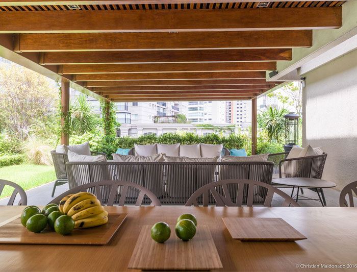 Интерьер пентхауса с полированными бетонными полами и обширной деревянной облицовкой