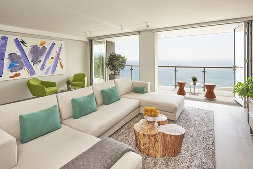 Приземистая мебель и художественные инсталляции в просторном светлом пентхаусе
