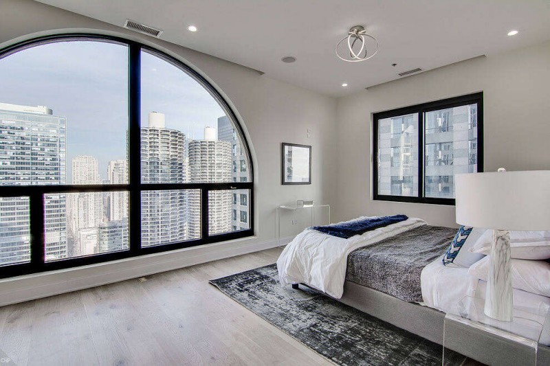 Современная двухуровневая квартира, расположенная в Чикаго, штат Иллинойс