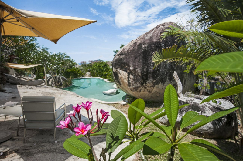 Вилла в окружении пышного тропического сада на Британских Виргинских Островах Вилла в окружении пышного тропического сада на Британских Виргинских Островах