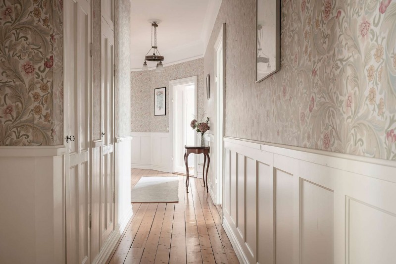 Высокие потолки и хорошо сохранившиеся детали начала ХХ века в апартаментах в Стокгольме