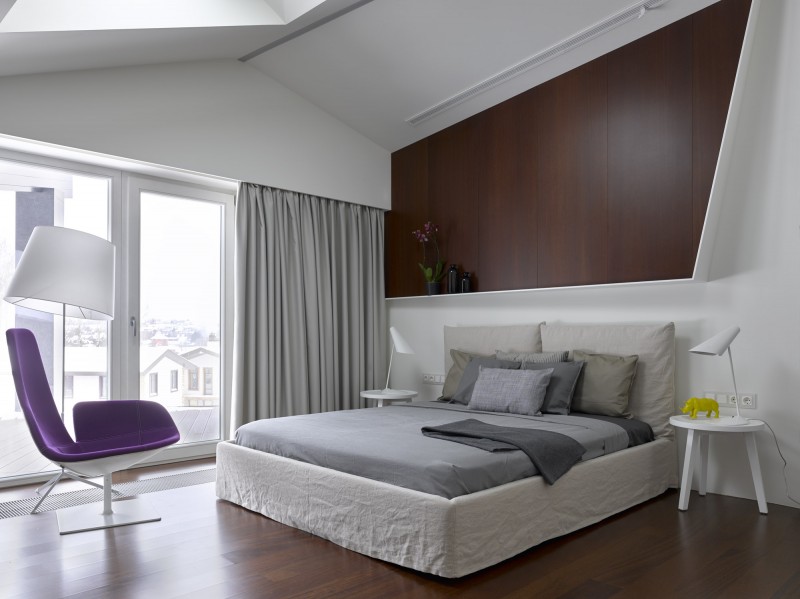 Контраст ярко белого и насыщенного коричневого в облицовке стен загородного дома Контраст ярко белого и насыщенного коричневого в облицовке стен загородного дома