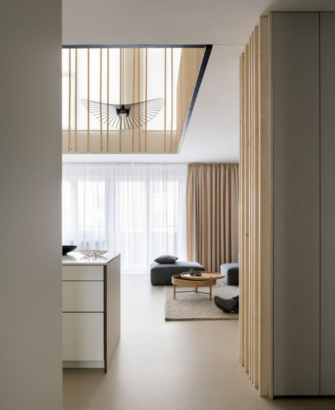Палитра светлых оттенков и простые, элегантные формы в интерьере квартиры в Дубравке, Словакия