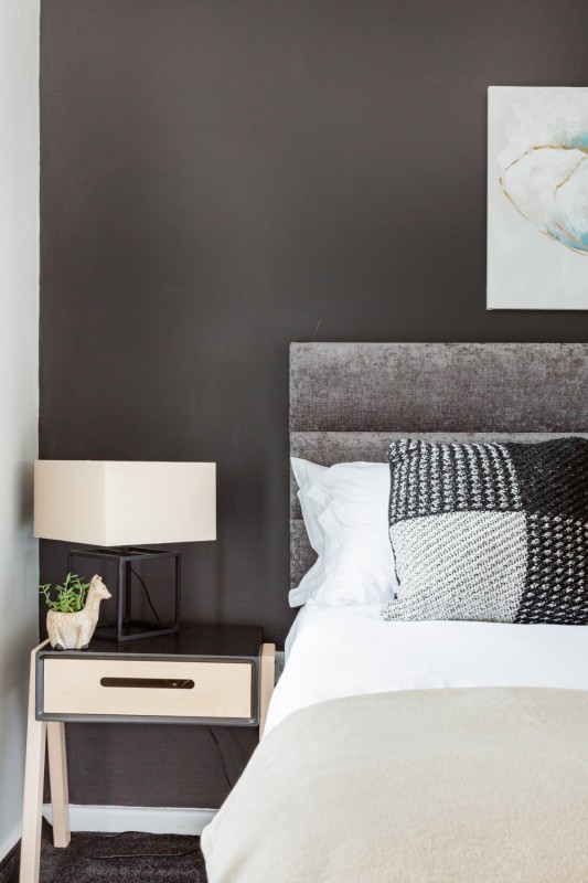 Приглушенные оттенки и элегантная современная мебель в интерьере апартаментов в Кейптауне Приглушенные оттенки и элегантная современная мебель в интерьере апартаментов в Кейптауне