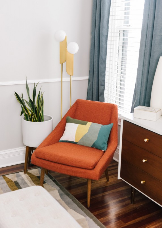 Прохладные цвета и медные акценты в интерьере просторных чикагских апартаментов Прохладные цвета и медные акценты в интерьере просторных чикагских апартаментов