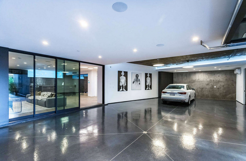 Роскошная современная резиденция, расположенная в Лос-Анджелесе