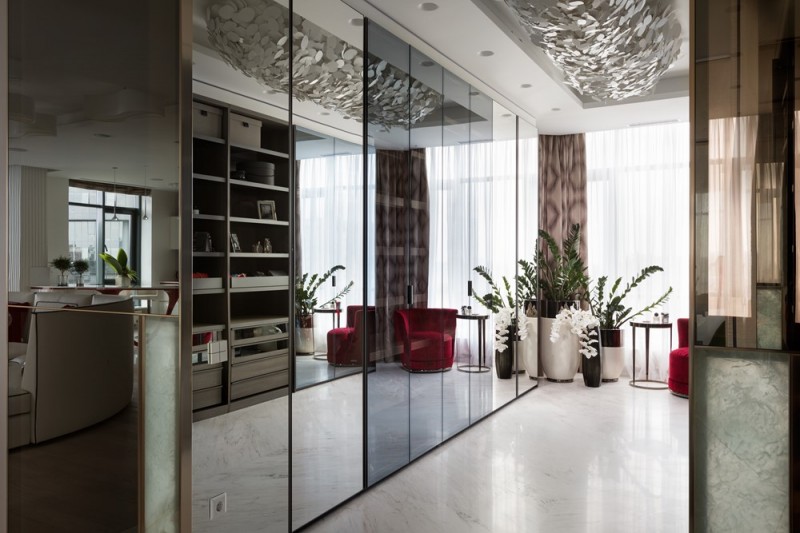 Светлый интерьер с яркими акцентами