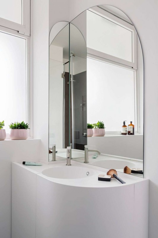 Яркие акцентные стены и мебель в интерьере светлой квартиры