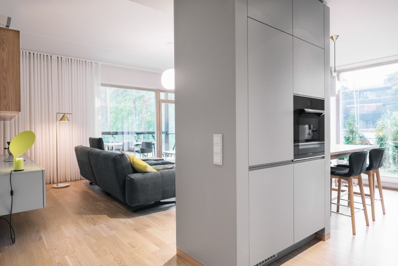 Минималистские апартаменты с синими и желтыми акцентами в Нымме, Эстония