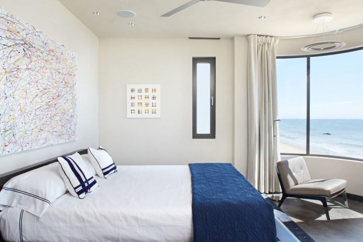 Скромный, экологичный приморский дом актера Брайана Крэнстона