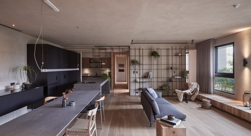 Сочетание дерева и металла в дизайне просторного семейного дома