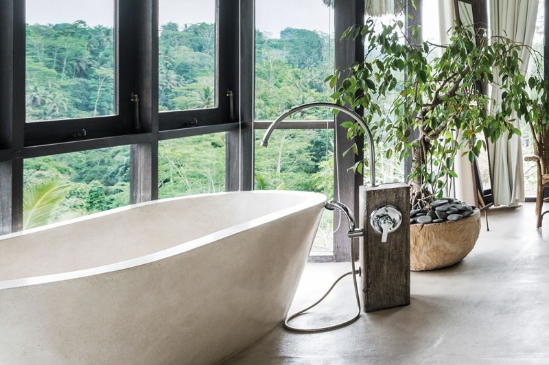 Современная вилла с соломенной крышей и видом на джунгли