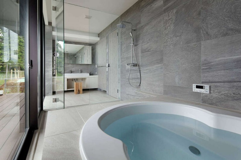 Современный двухэтажный дом, расположенный на озере Аши в Японии