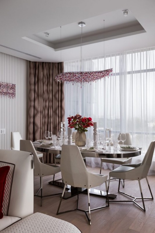 Светлый интерьер с яркими акцентами