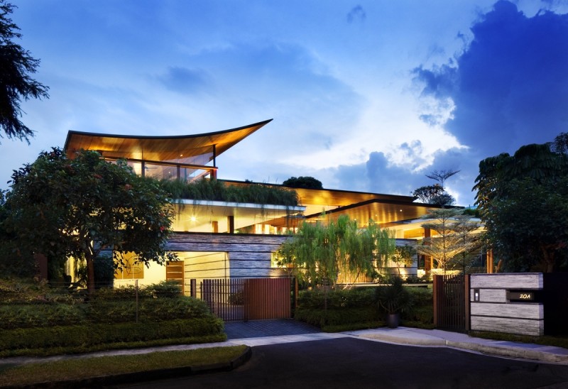 Экстерьер дома в Сингапуре с садом на крыше и прудом