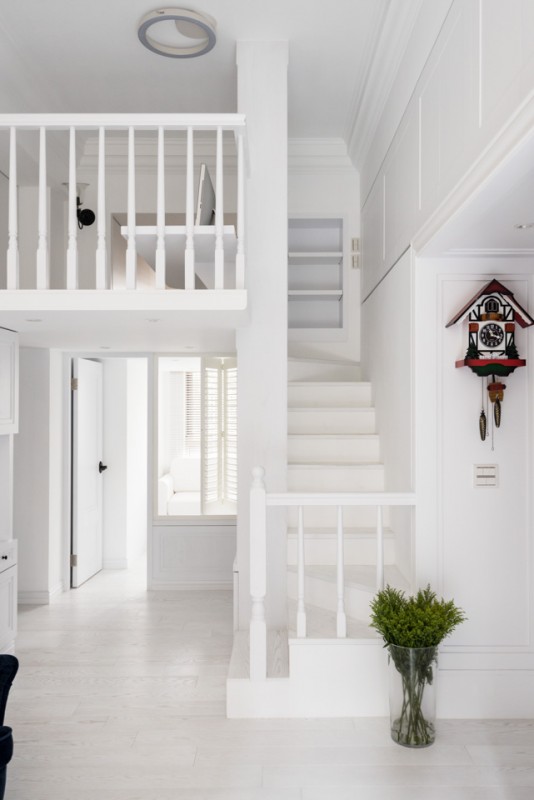 Яркие акценты в белоснежном интерьере