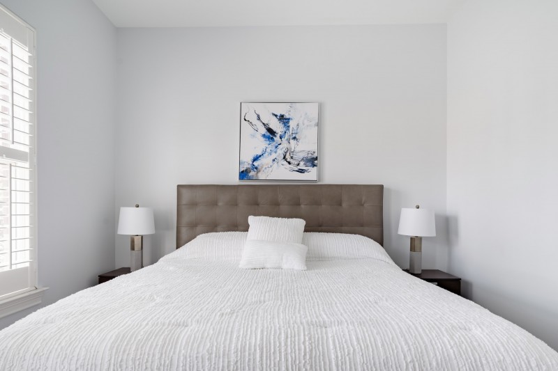 Нейтральные тона, оттенки синего и деревянные акценты в интерьере квартиры в Северной Каролине