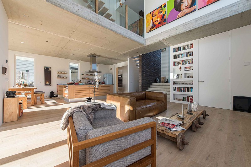 Необычный дом-"скала" в дюнах на юге Голландии