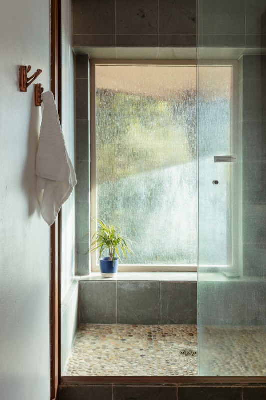 Панорамный вид на лес в уединенном "домике" на дереве Панорамный вид на лес в уединенном "домике" на дереве