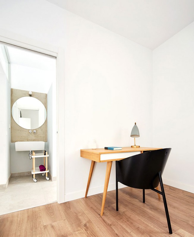 Белый и серый цвета, гранит и дерево в интерьере апартаментов в Барселоне