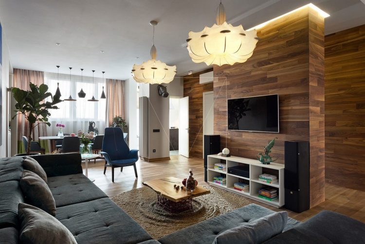 Деревянные поверхности и яркие цвета - современная квартира для молодой семьи