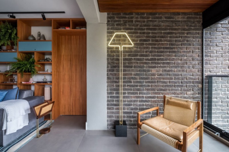 Интерьер квартиры в Сан-Паулу, сочетающий в себе элементы деревенского стиля и оттенки синего