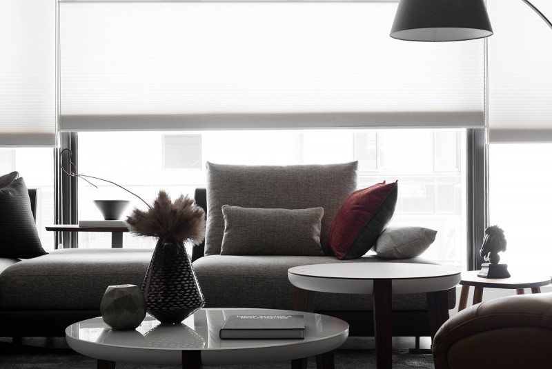 Интерьер в серых тонах с яркими акцентами Интерьер в серых тонах с яркими акцентами