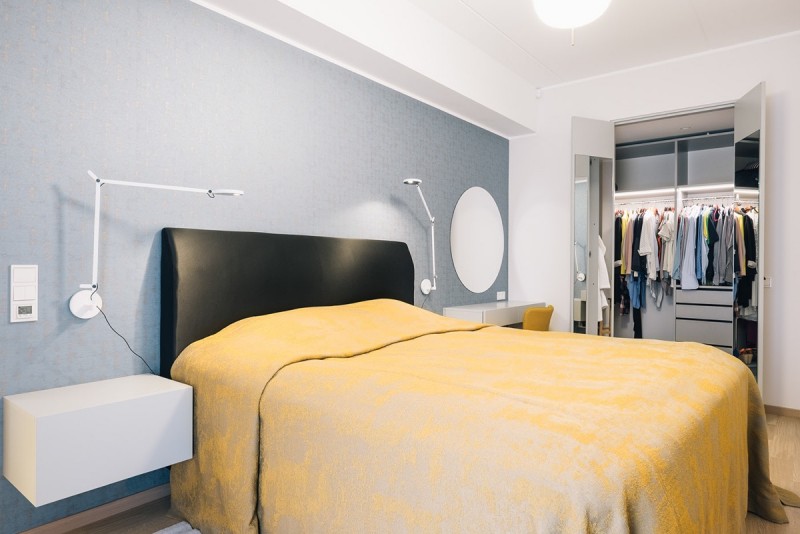 Минималистские апартаменты с синими и желтыми акцентами в Нымме, Эстония