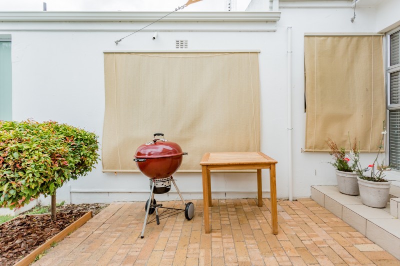 Приглушенные оттенки и элегантная современная мебель в интерьере апартаментов в Кейптауне Приглушенные оттенки и элегантная современная мебель в интерьере апартаментов в Кейптауне