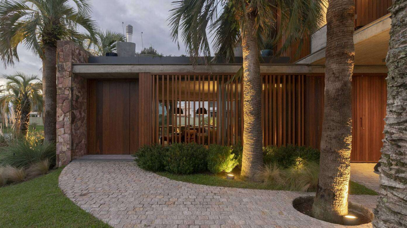 Современный двухэтажный дом, расположенный в Пелотасе, Бразилия