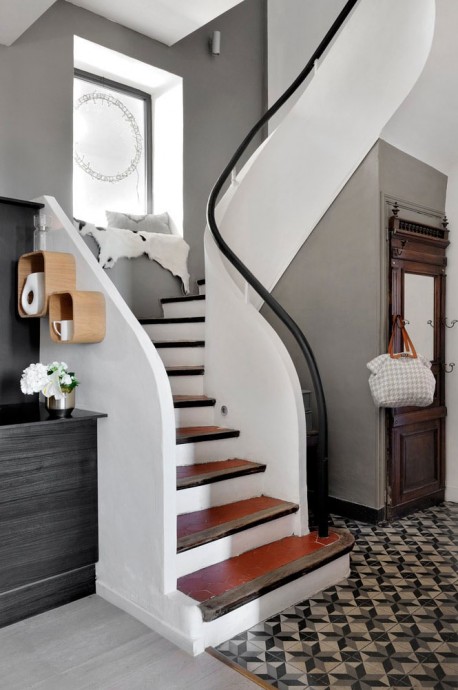 Интерьер дома во Франции, оформленный в черно-белой цветовой гамме