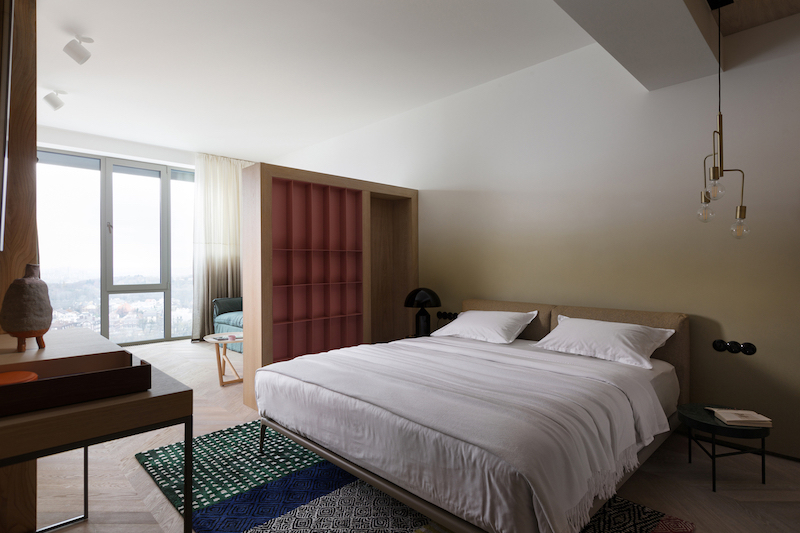 Комбинация дерева, бетонных поверхностей и минималистичной мебели в интерьере уютных апартаментов