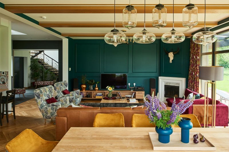 Красочное оформление просторного особняка