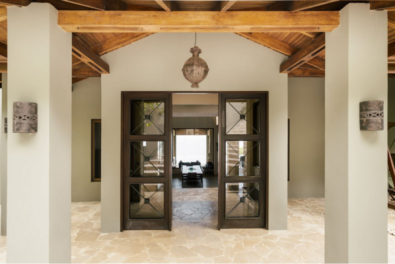 Тропическая вилла, построенная на скале среди джунглей в Коста-Рике Тропическая вилла, построенная на скале среди джунглей в Коста-Рике