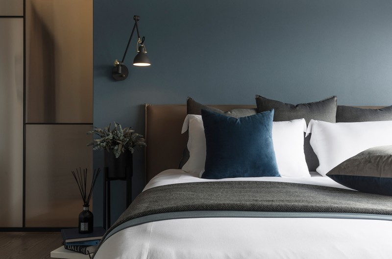 Интерьер в темных тонах с яркими акцентами Интерьер в темных тонах с яркими акцентами