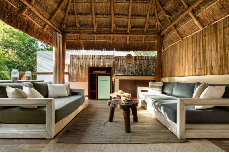 Красочный тропический модернизм в интерьере виллы в Мексике