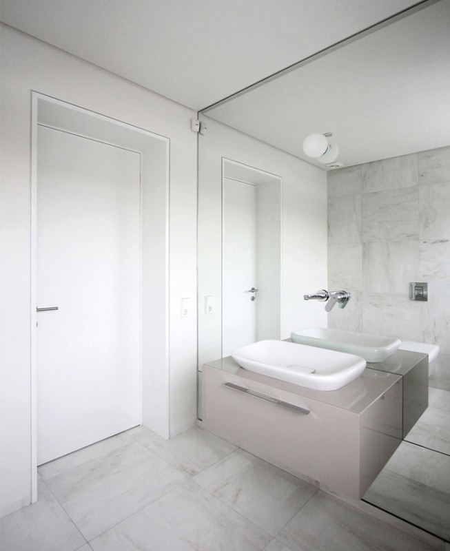 Минималистичный стиль и доминирующий белый цвет в интерьере дома в Клайпеде Минималистичный стиль и доминирующий белый цвет в интерьере дома в Клайпеде